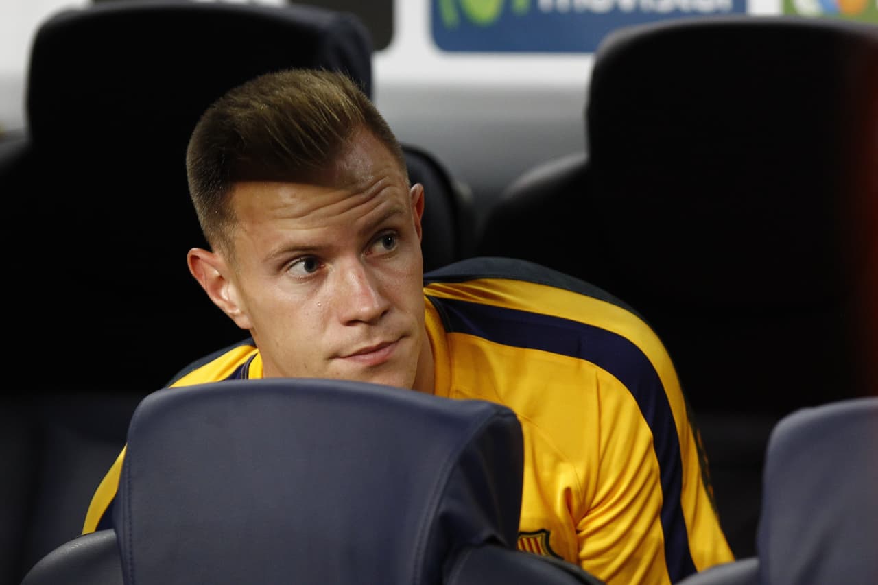 Ter Stegen reportó 11 días antes al equipo sacrificando sus vacaciones para pelear por la titularidad con el chileno mostrando ambición al no conformarse con defender la portería culé en Copa y Champions. Sin embargo los números no le han ayudado.