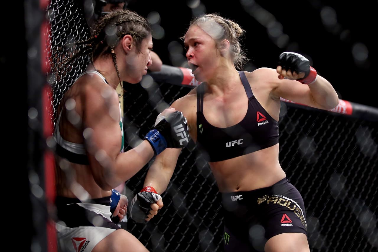 El video presenta un segmento en el que Rousey y Brown ven la ecografía por primera vez y escuchan los latidos del corazón de su bebé.