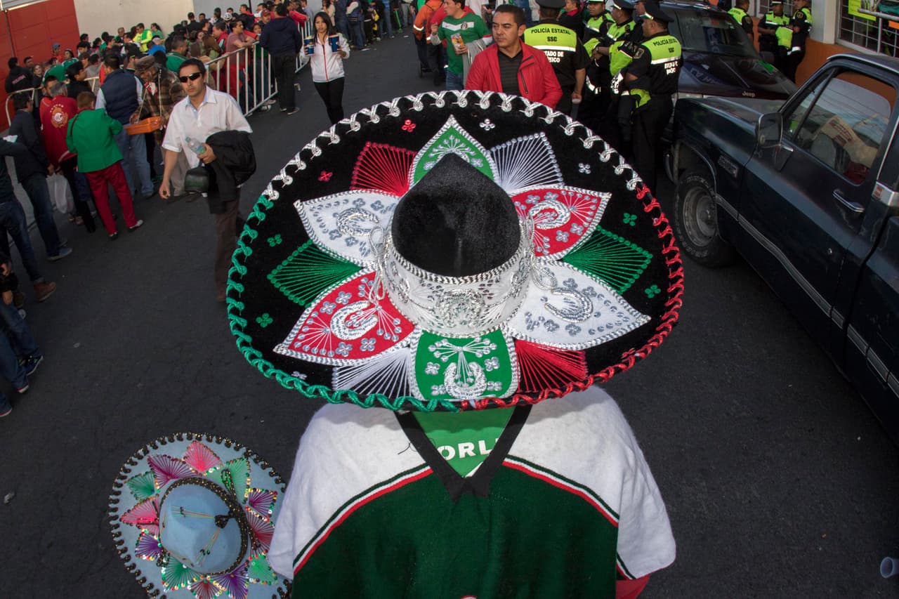 Gran ambiente y colorido se vivió en la Bombonera con el partido entre México y Panamá.