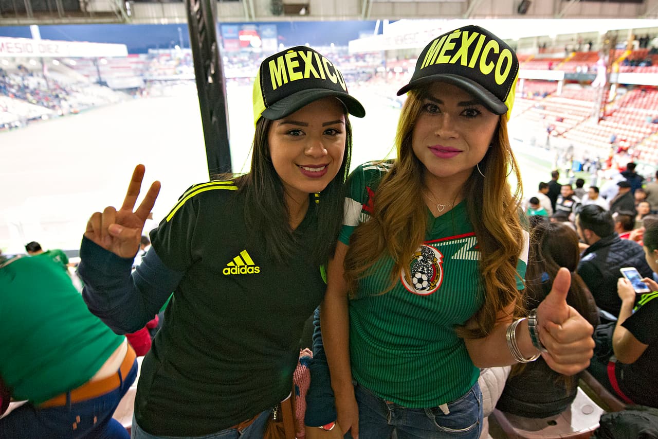 Gran ambiente y colorido se vivió en la Bombonera con el partido entre México y Panamá.
