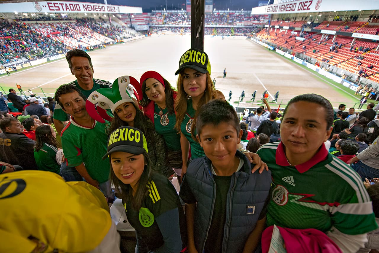 Gran ambiente y colorido se vivió en la Bombonera con el partido entre México y Panamá.
