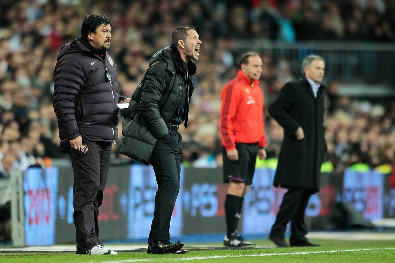 RM 2 - 0 ATM La Liga: El partido es recordado por el altercado entre Mourinho y Burgos, auxiliar de Simeone. El incidente de Mou con "Titi" Vilanova era reciente y Burgos no dudó en recordarlo.