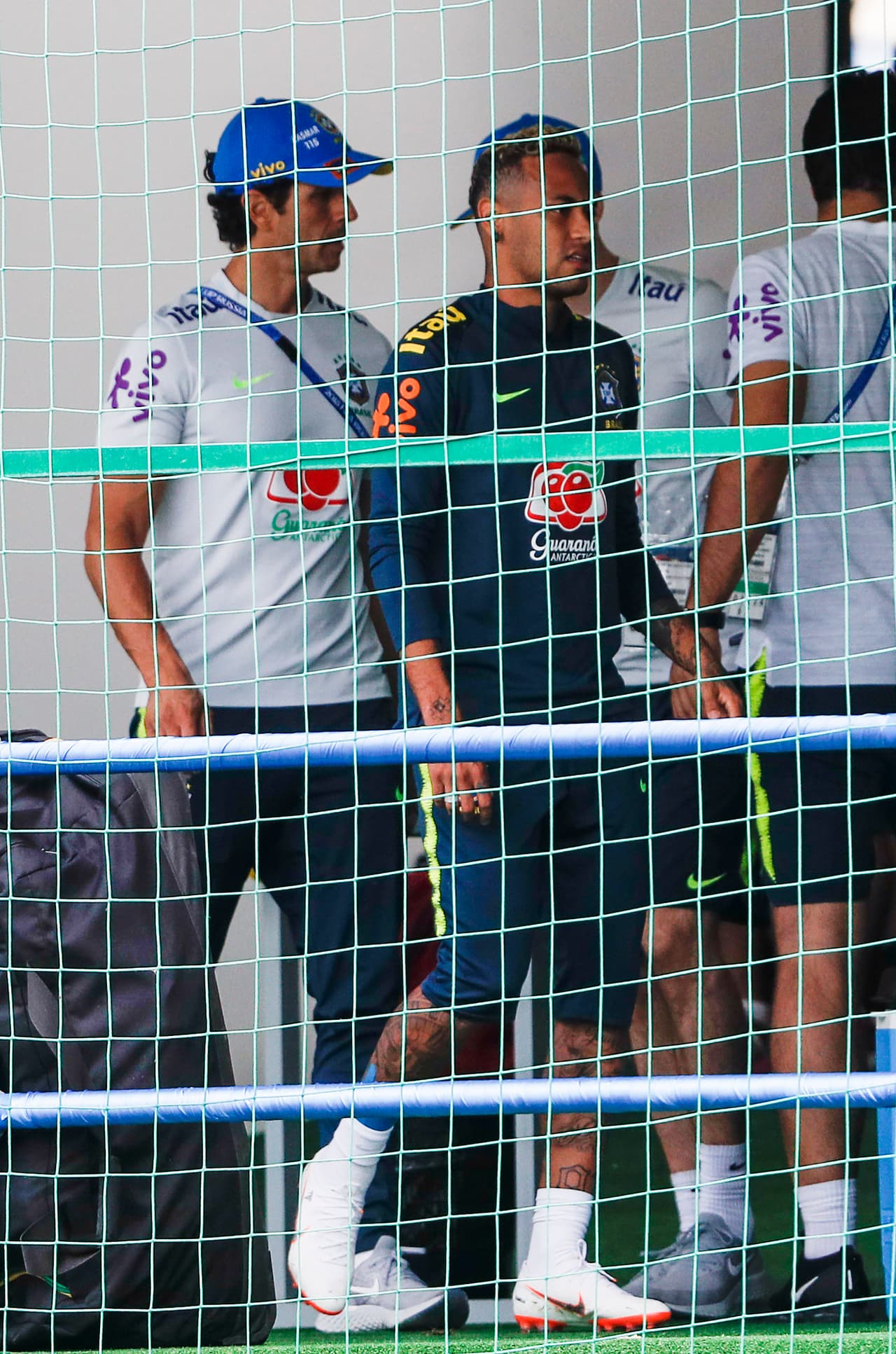 Añade la versión oficial que Neymar debe entrenarse con el resto del grupo y con normalidad en la jornada del miércoles, en medio de la incertidumbre.