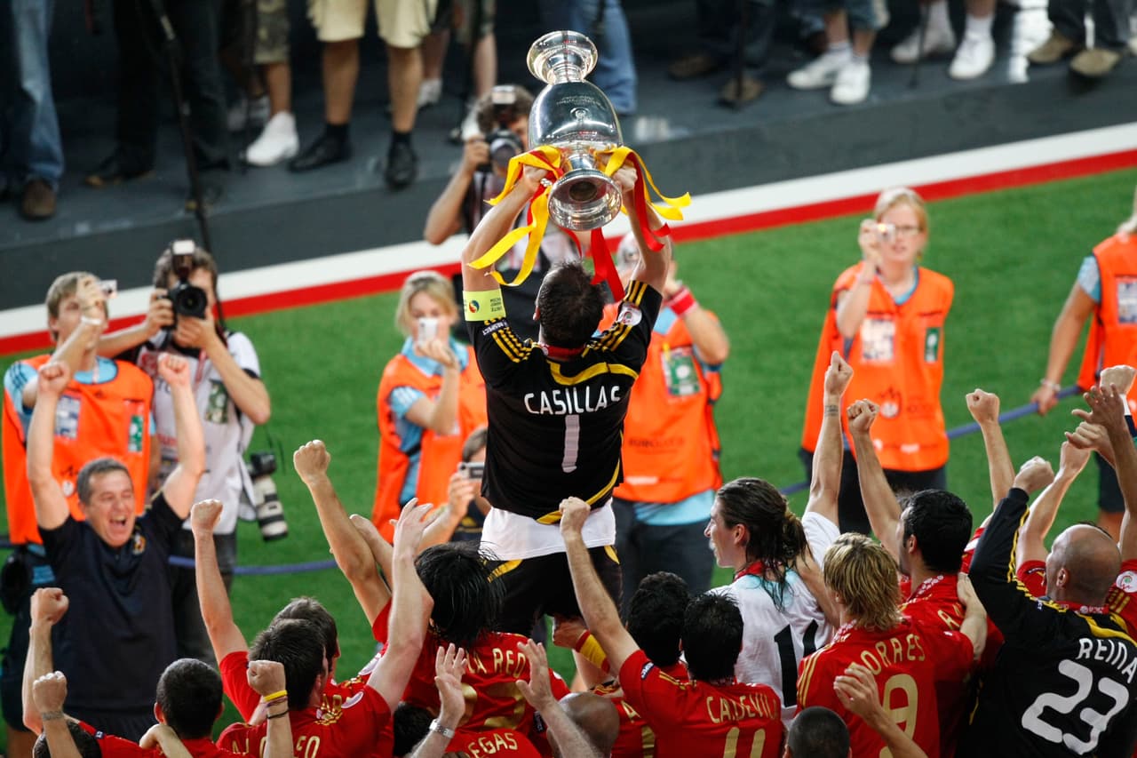 Debutó en la justa continental en la fase de grupos de la Euro de 2004, manteniendo el cero en su portería ante Rusia.