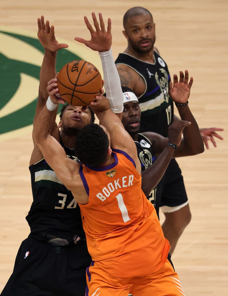 Giannis Antetokoumpo brilla con los Milwaukee Bucks y logran remontar una ventaja de 0-2 para quedar campeones de la NBA. Los Bucks vencieron a los Suns 98-105 en el sexto juego de las Finales.
