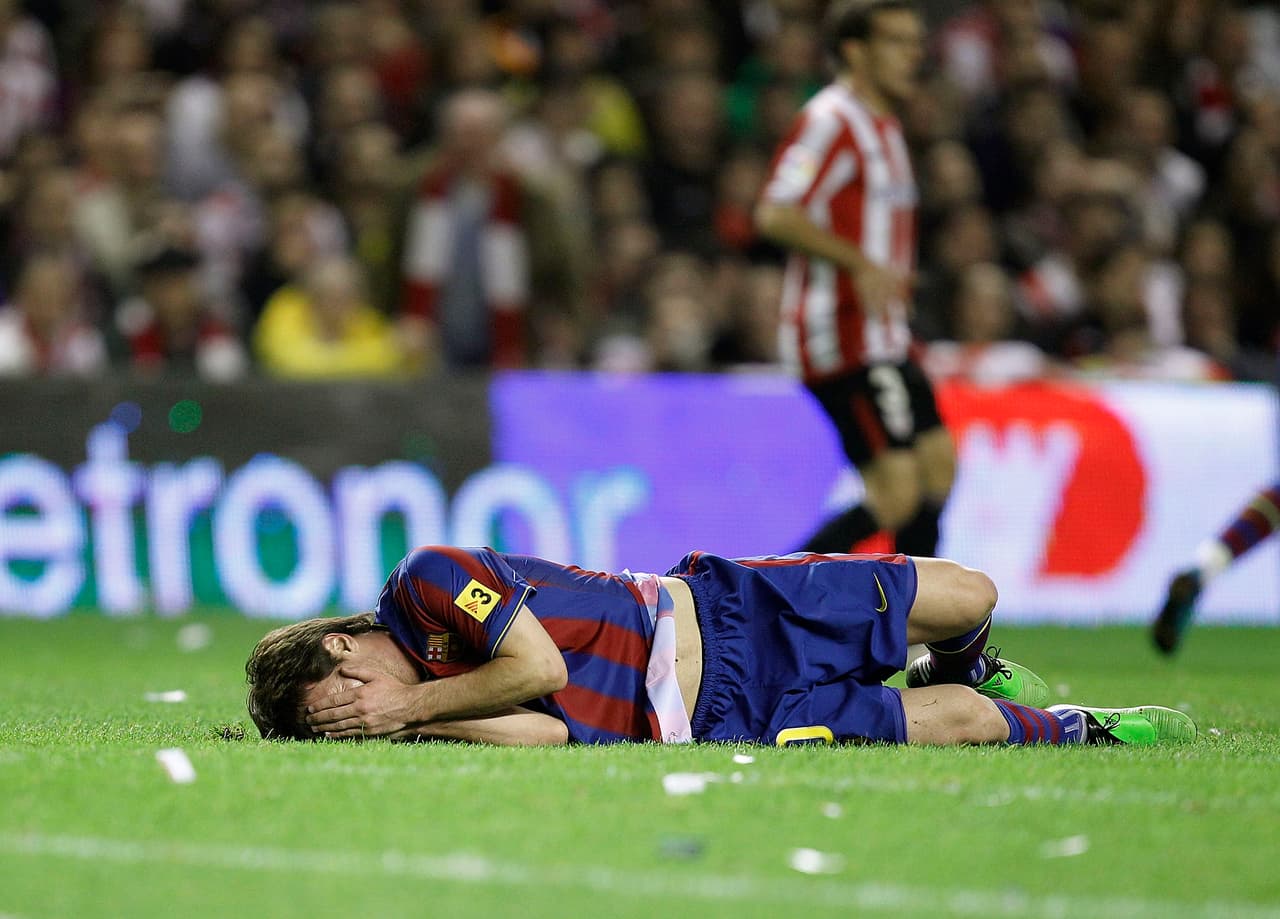 Una sobrecarga en el aductor y en el recto interno del muslo izquierdo, así como un esguince de tobillo dejaron a Messi sin jugar dos partidos en la temporada 2009/10.