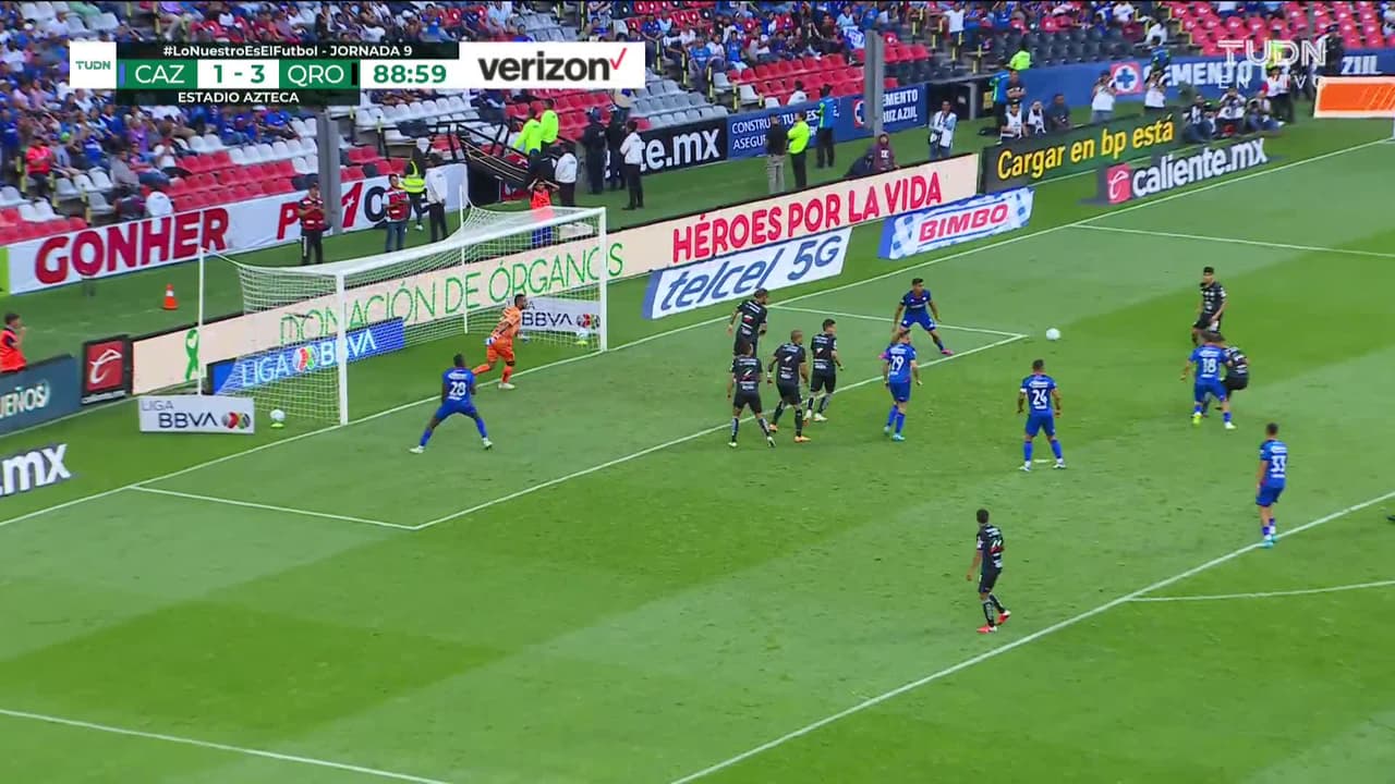 ¡CERCA! Díber Cambindo disparó que se estrella en el poste.