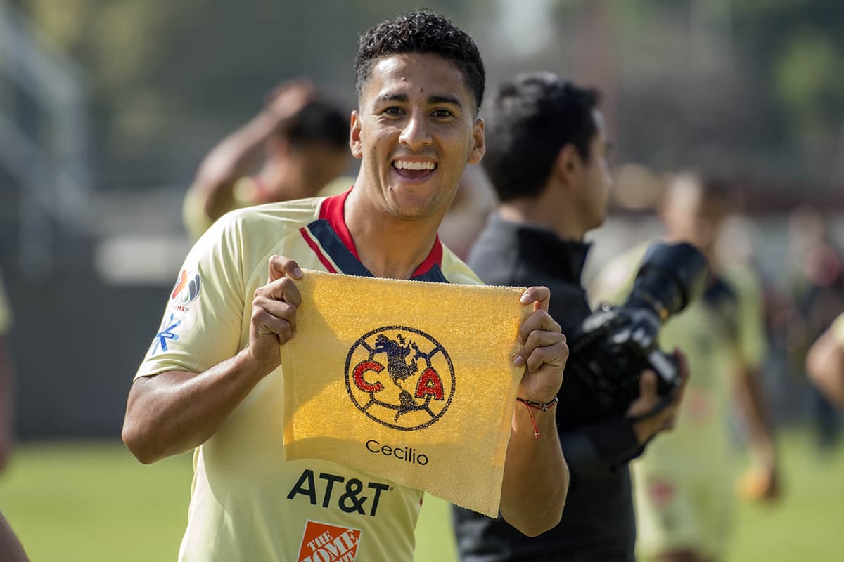 El mediocampista paraguayo Cecilio Domínguez luce con orgullo los colores del América antes de las fotos.