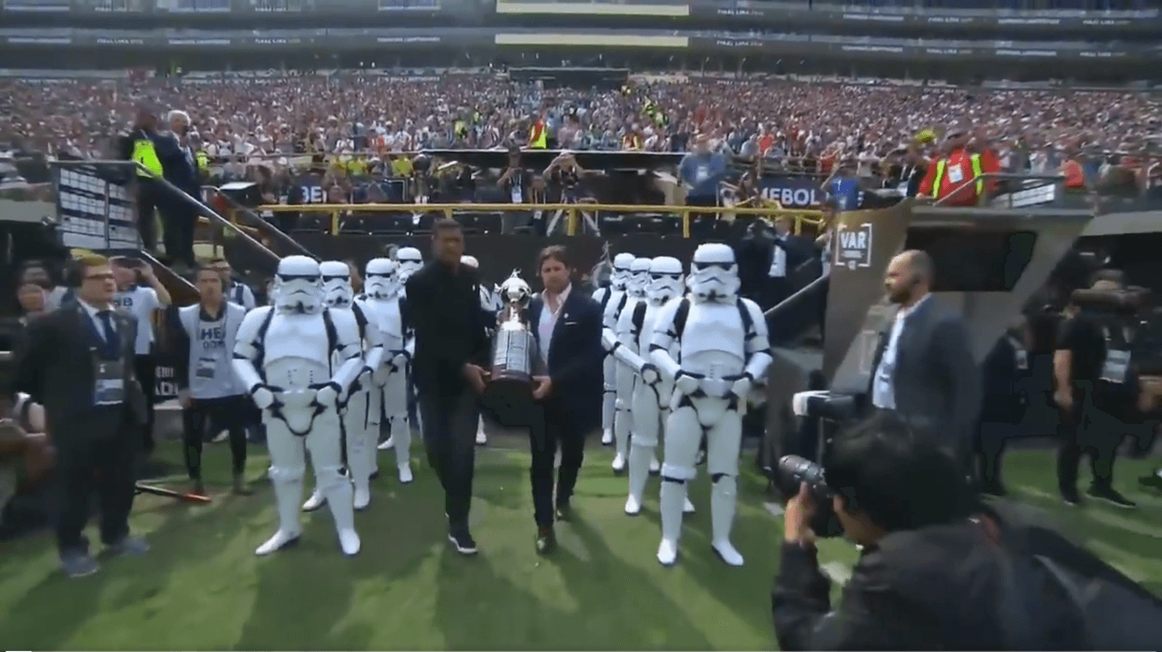 <b>¡Nadie se meta con los tropers!</b>
<br>Los Stroomtropers resguardaron el trofeo antes de que los equipos salieran al campo de juego.