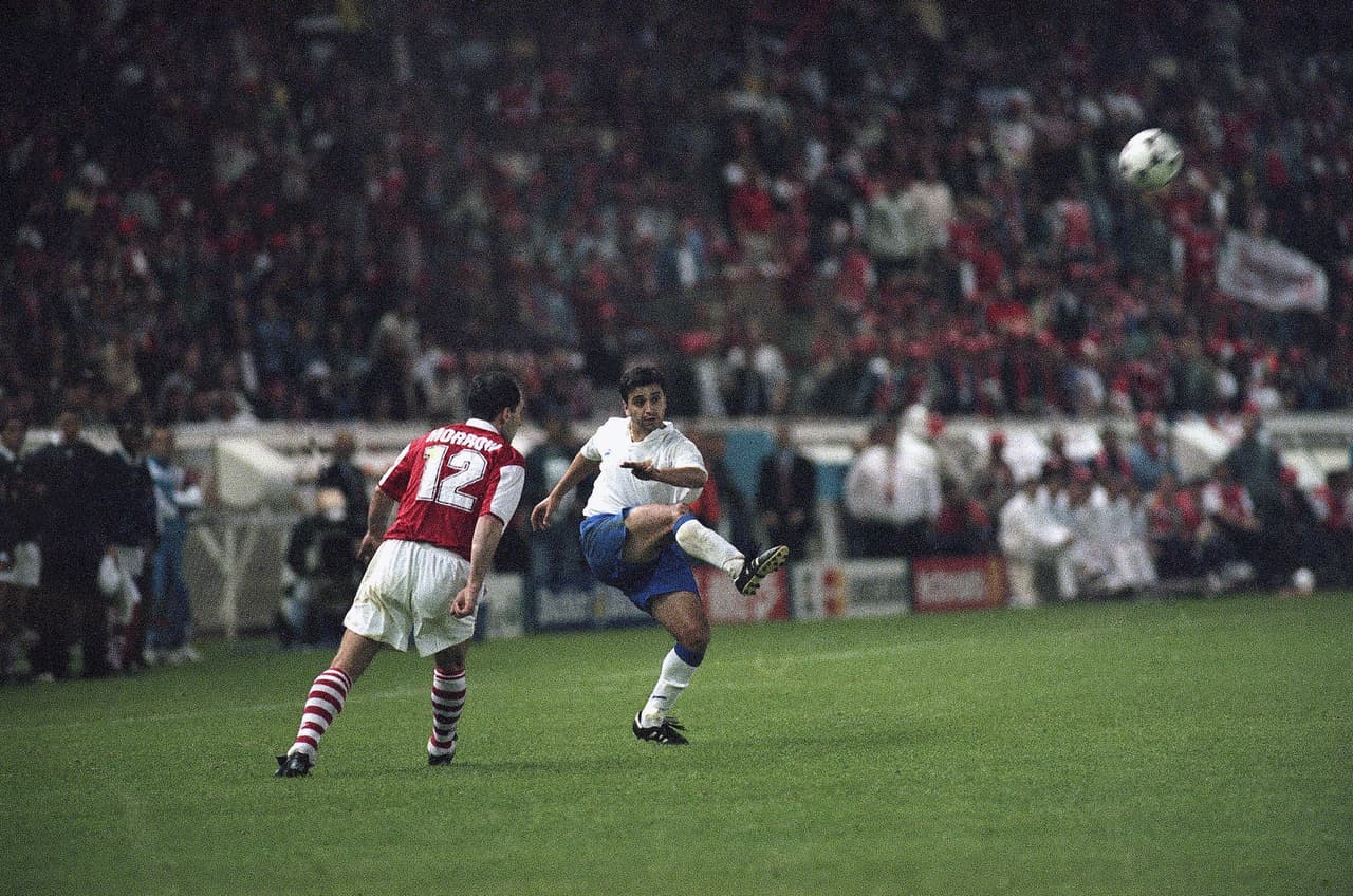 Mohamed Alí Amar Nayim pasó a la historia del Zaragoza de España tras anotar desde media distancia un gol, en el último minuto, que le dio el título de la Recopa de Europa de 1995 a su equipo contra Arsenal.