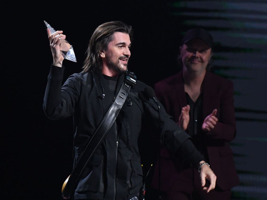 Las ganancias derivadas de esta canción, se irán directamente a la fundación Mi Sangre, del mismo cantante.