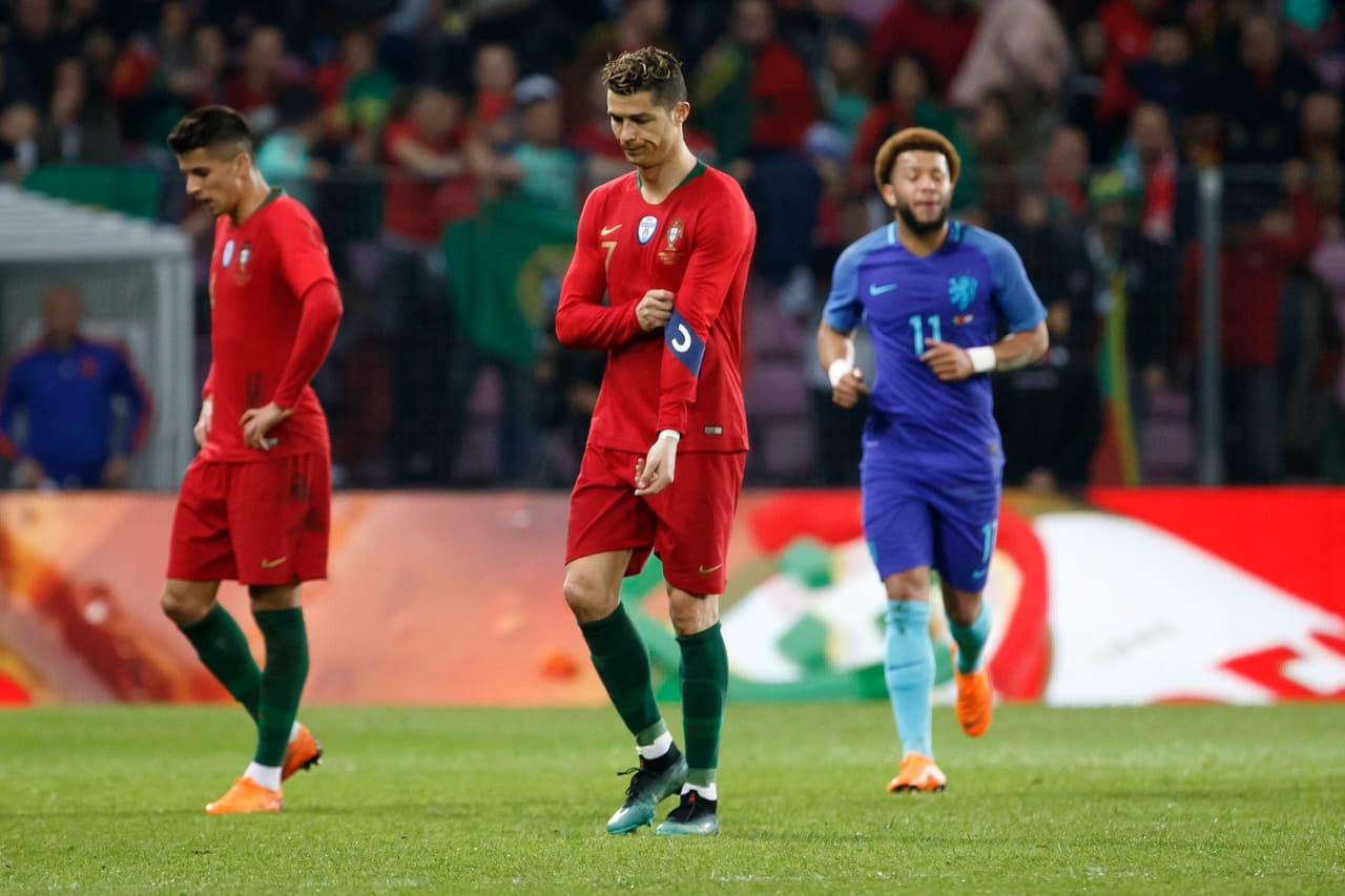 Como si fuera poco, con el marcador en contra, en el segundo tiempo los fanáticos lograron burlar la seguridad del estadio y saltar al campo de juego.