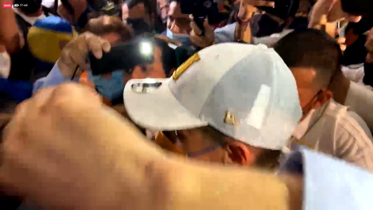 Multitudes de afionadios de Tigres acuideron al Aeropuerto Internacional de Monterrey a recibir al nuevo fichaje estrella del club.