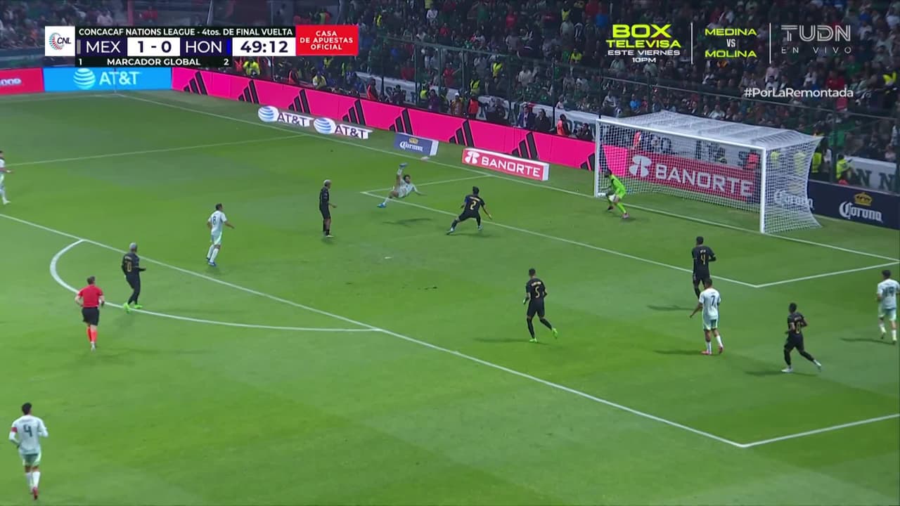 ¡Quiso revivir viejas glorias! Chilena de Raúl Jiménez que pasa arriba