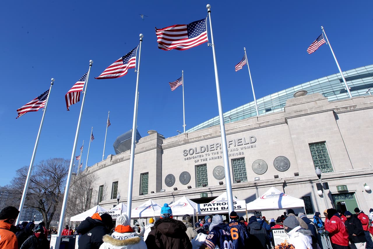 SOLDIER FIELD- El estadio se encuentra en Chicago, Illinois y tiene capacidad para 62 mil personas, en él se jugarán los juegos 5 y 6 de la Copa Oro, el primero entre Trinidad y Tobago y Guatemala, y el de México-Cuba.