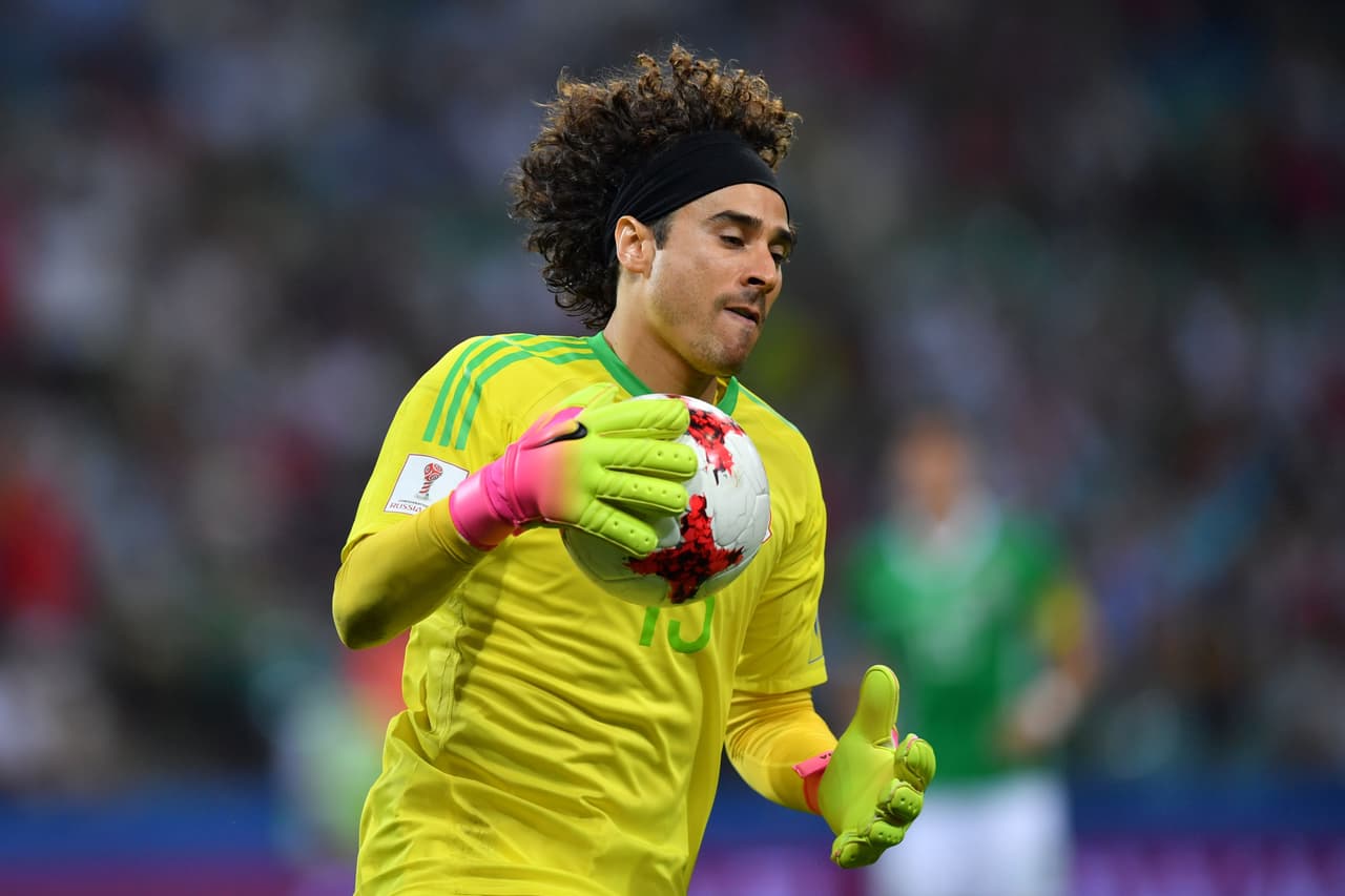 6 - Guillermo Ochoa recibió 4 goles durante el encuentro y a pesar de que salvó a México de una goleada peor, pudo hacer más en par de anotaciones.