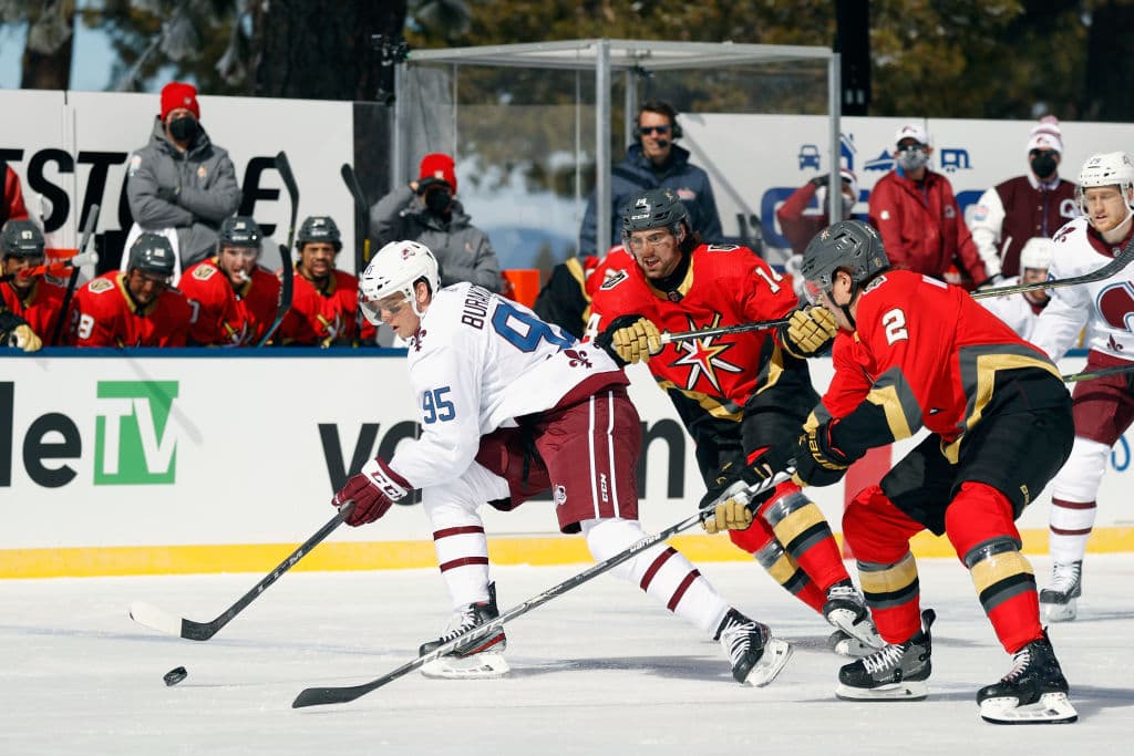 El duelo se llevó a cabo en el lago Tahoe, al aire libre y sin público. Ambos conjuntos son serios candidatos para levantar la Stanley Cup. “Es algo que tienes que ver para creer. Las fotos, por muy bonitas que sean, no representan lo que es de verdad. Es inspirador cuando sales y ves la montaña y el lago. Lo único que nos hace falta son los aficionados”, declaró DeBoer, entrenador de Vegas Golden Knights.
