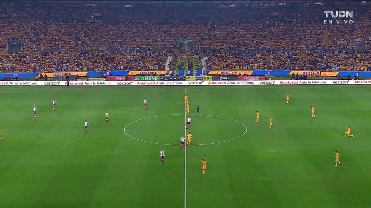 Arranca el partido y la pelota está en juego.