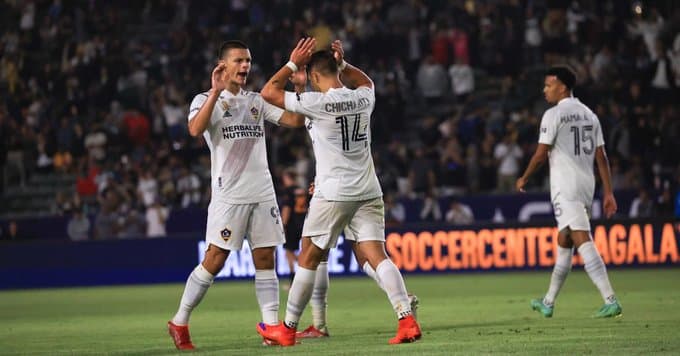 Greg Vanney ve buena dupla entre Chicharito y a Dejan Joveljić