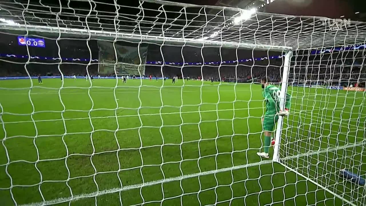 Arranca el partido y la pelota está en juego.