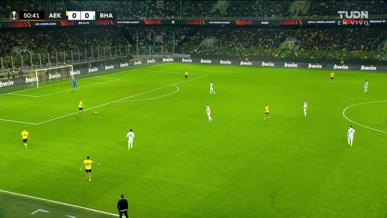 ¡TIRO ATAJADO! disparo por Mijat Gacinovic.