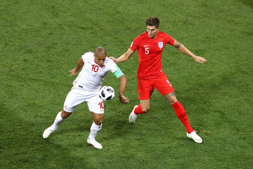 En la imagen aparece el capitán yt jugador más talentoso de Túnez, Wahbi Kazri (10), del Southampton inglés, ante la férrea marca del zaguero John Stones.