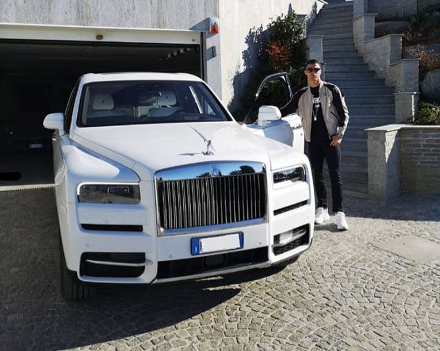 Cristiano Ronaldo confirmó su pasión por los carros de lujo con la incorporación del 
<a href="https://www.univision.com/noticias/pruebas-de-manejo/prueba-rolls-royce-cullinan-rompiendo-con-las-viejas-tradiciones">Rolls Royce Cullinan</a> blanco a su flota.