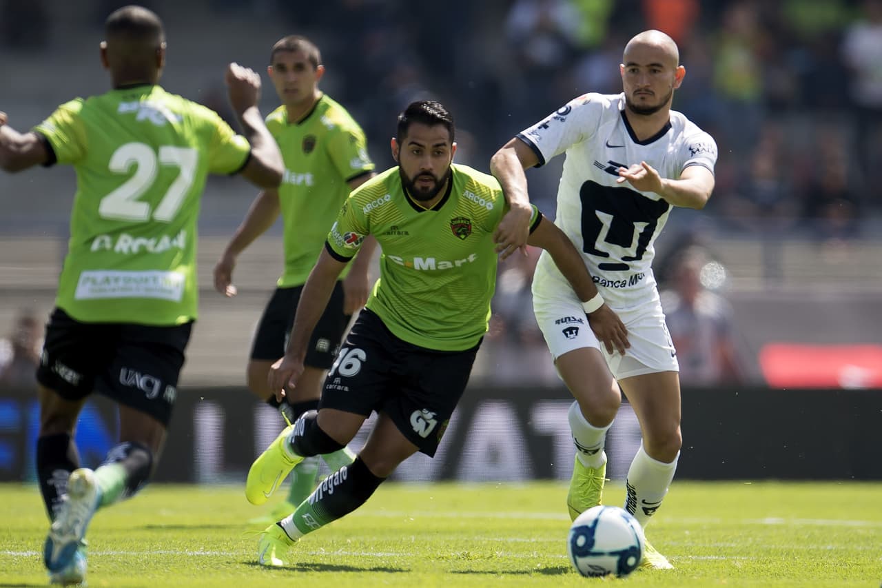 Carlos González no puede con la marca de Acosta, que le roba el esférico.