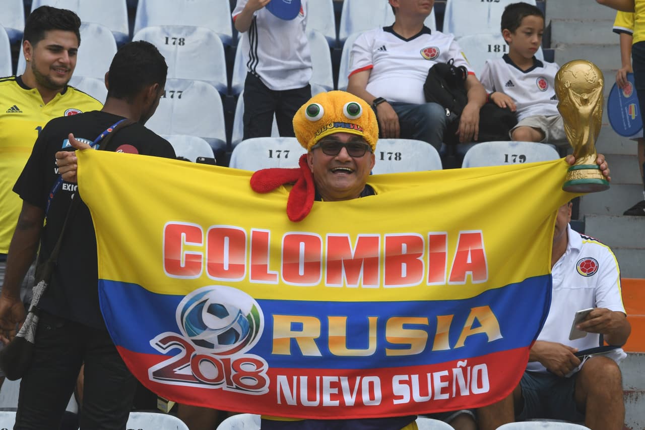 A supporter of Colombia waits for the start of the Russia 2018 FIFA World Cup qualifier football match against Uruguay in Barranquilla, Colombia, on October 11, 2016. / AFP / Luis ACOSTA (Photo credit should read LUIS ACOSTA/AFP/Getty Images)