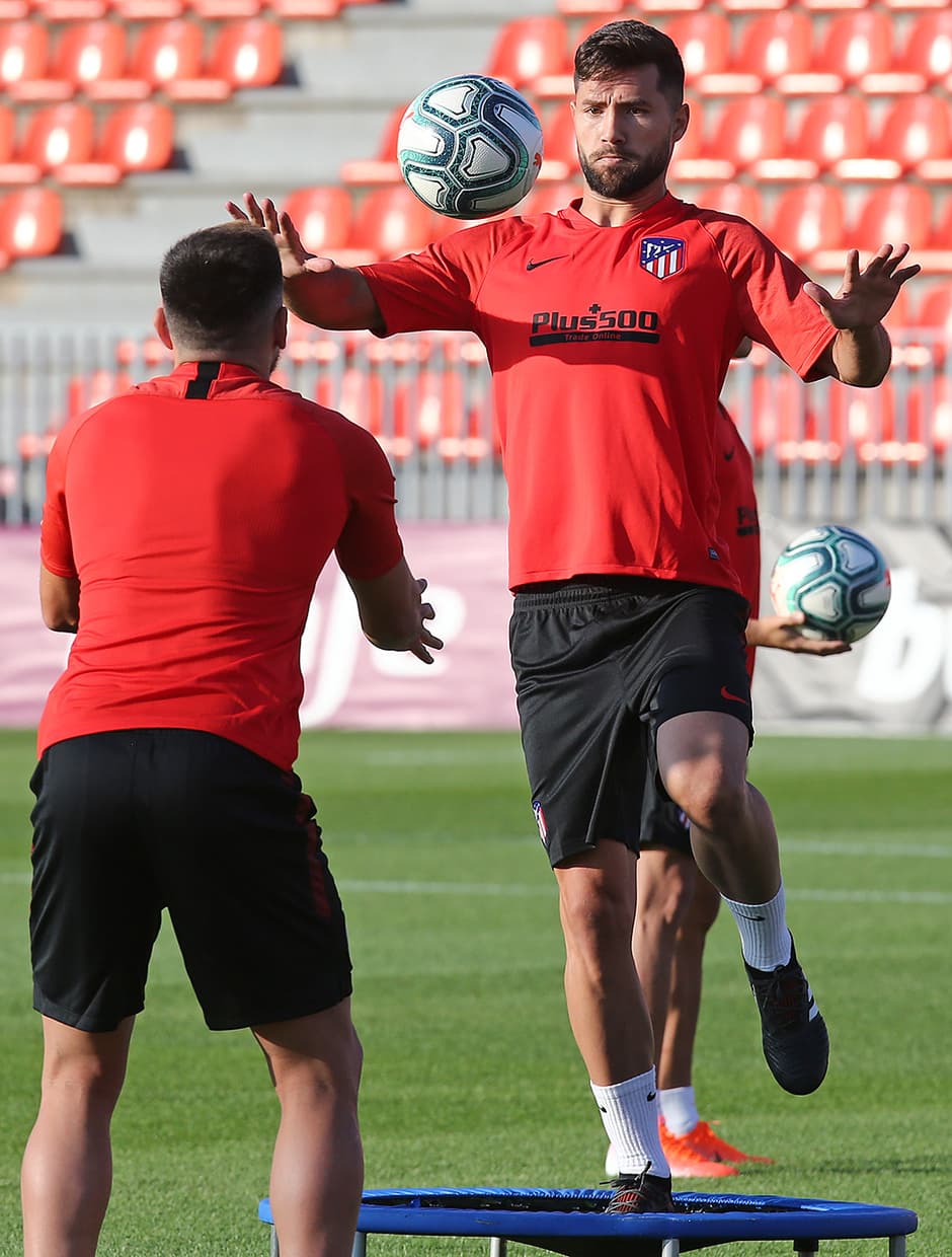 A pesar de que aún no ha sido presentado de manera oficial ante la prensa y la afición, Héctor Herrera participó en su primer entrenamiento con el Atlético de Madrid al mando de Diego Simeone. Además del mexicano, estuvo presente Felipe, quien también llegó desde el F.C. Porto.