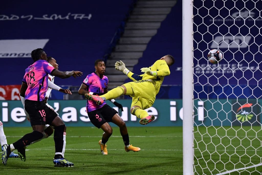 Paris Saint-Germain se impone 4-2 al Olympique y se lleva la victoria y de paso, el liderato en la Ligue 1. Kylian Mbappé anotó doblete, mientras que Angel Di María y Danilo Pereira aportaron un gol, por parte de Lyon, Simani y Cornet anotaro para su equipo, pero no les alcanzó para derrotar a los parisinos.