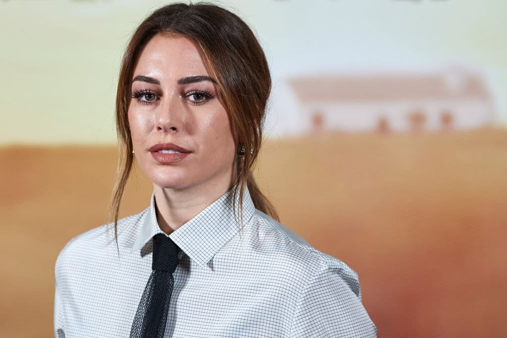 Pero el puesto que le asignan es el último que ella esperaba: la escritura y gestión de las esquelas que llegan a la redacción. Pero esto, que podría parecer en principio algo aburrido, se convierte en la puerta a una investigación que la llevará por diferentes puntos de la geografía española en busca de una historia de amor imposible.
<br>