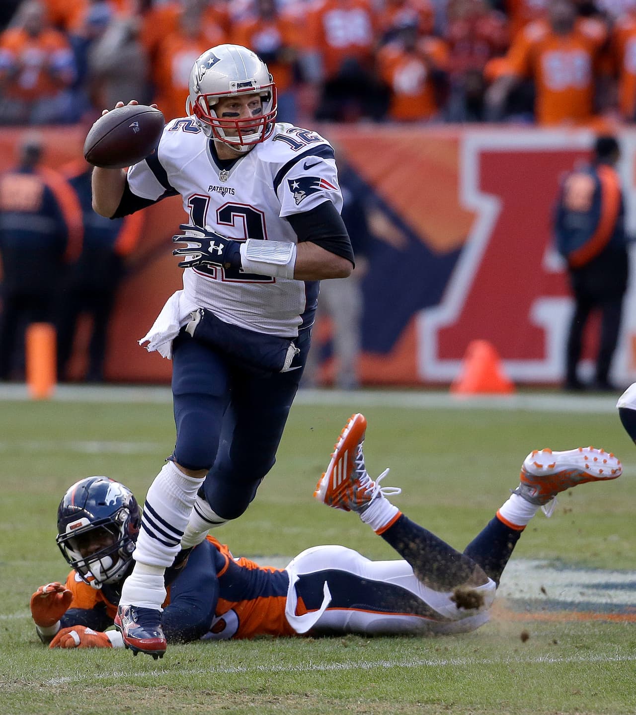 Tom Brady hizo lo que pudo a pesar de recibir una golpiza por parte de la defensiva de los Broncos. Su labor tiene que ser considerada admirable: Los Patriots compitieron hasta el final a pesar de que no tienen corredores, los receptores son de nivel medio (excepto Rob Gronkowski), la línea ofensiva fue vencida por la defensa de Denver. A pesar de todo… los condujo a un posible empate, que no se dio porque tampoco contó con pateador.