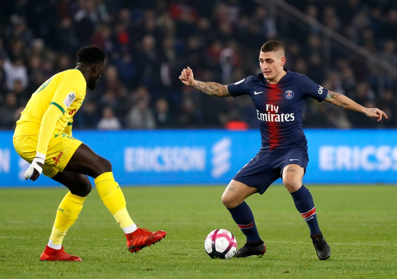 Marco Verratti, en el mano a mano contra Abdoulaye Toure, mientras el PSG buscaba ampliar su ventaja en el marcador para estar tranquilo.