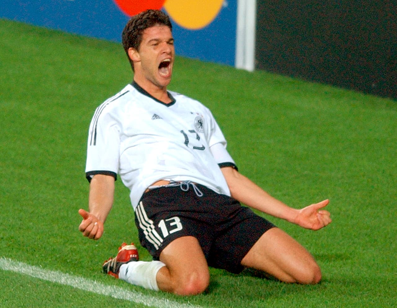 Las caras nuevas como Michael Ballack asumieron el liderazgo de una selección que se mantuvo poderosa gracias a su talla, pero que le imprimió toque a su fútbol. Fue una transformación que mezcló sangre joven y jugadores veteranos.