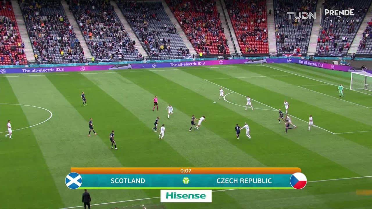 Arranca el partido y la pelota está en juego.