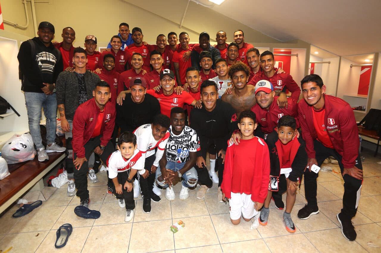 En el vestidor quedó de manifiesto la unión del grupo, elemento clave para los logros recientes.