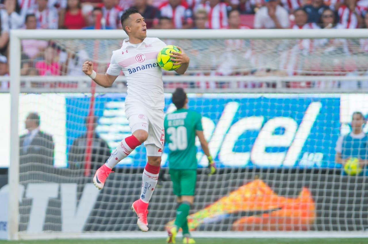 Fernando Uribe marcó el gol del empate en el tercer minuto del segundo tiempo. Aprovechó una falla de la defensa de Chivas para enviar el balón al fondo de la portería.