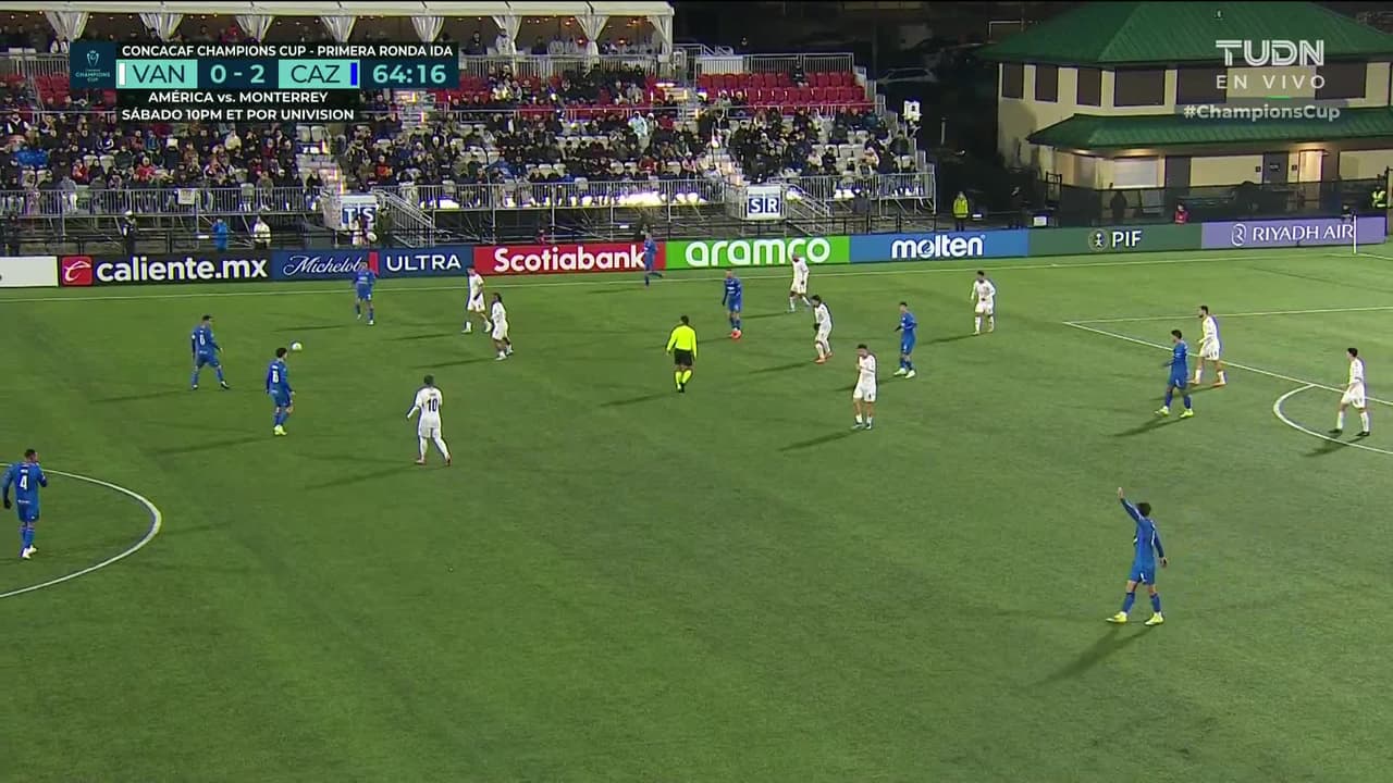 ¡GOL!  anota para Cruz Azul. Agustín Palavecino