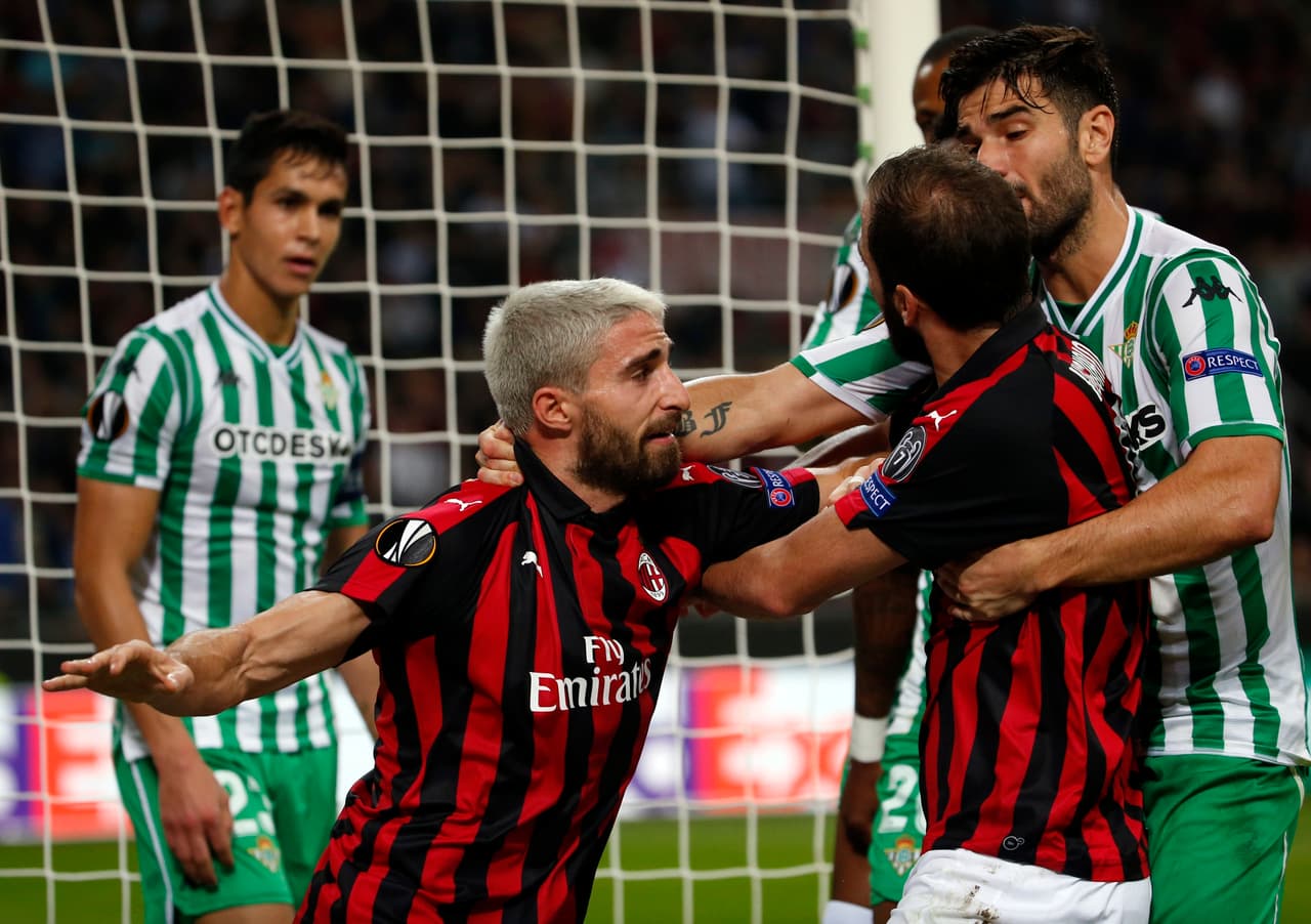 Mientras tanto el defensor del Betis le exigía que se levantara del suelo por lo que se prendió una pequeña riña.