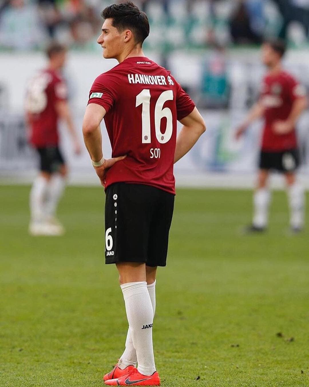 Desde el 2018 llegó al Hannover procedente del Real Salt Lake de la Major League Soccer.