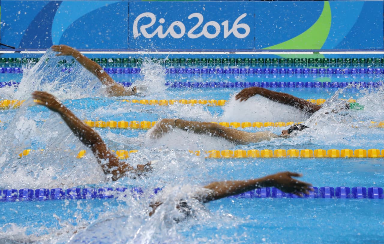 Dura competencia se vivió en la semifinal de los 100m de espalda varonil.