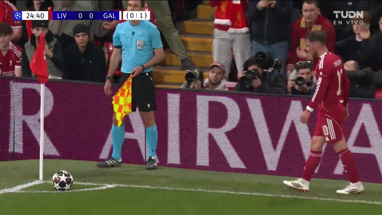 ¡GOL!  anota para Liverpool. Dominik Szoboszlai