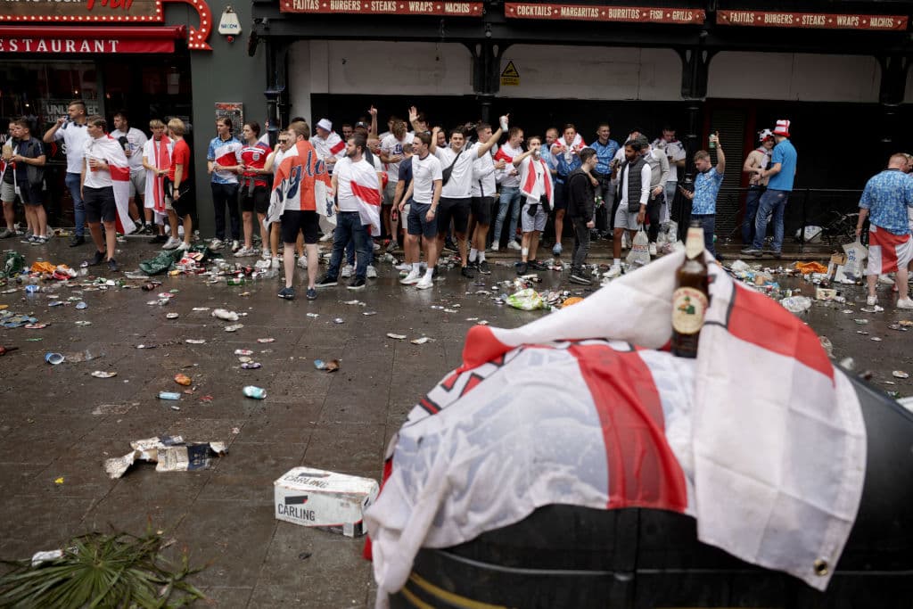 Así se puede ver a los grupos de fanáticos bebiendo y reunidos ante el caos.