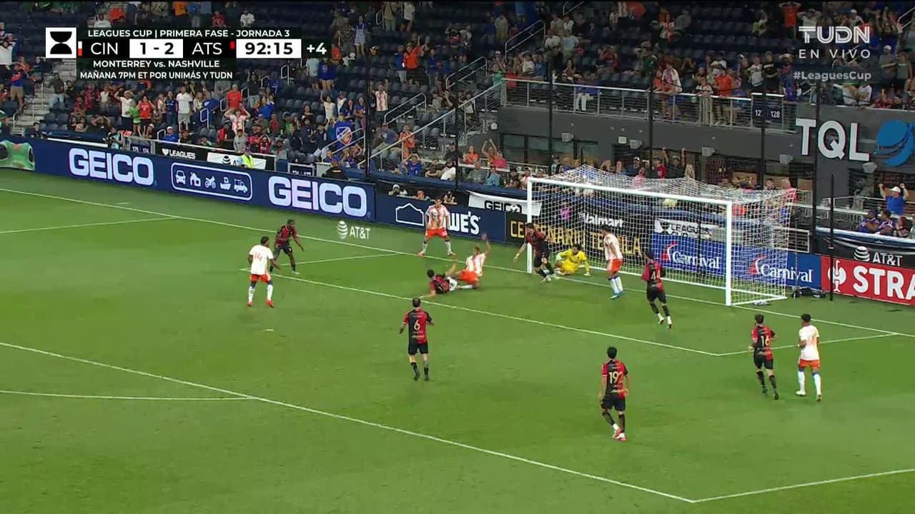 ¡No es penal! Tras revisión en el VAR, Fernando Hernández nulifica la falta