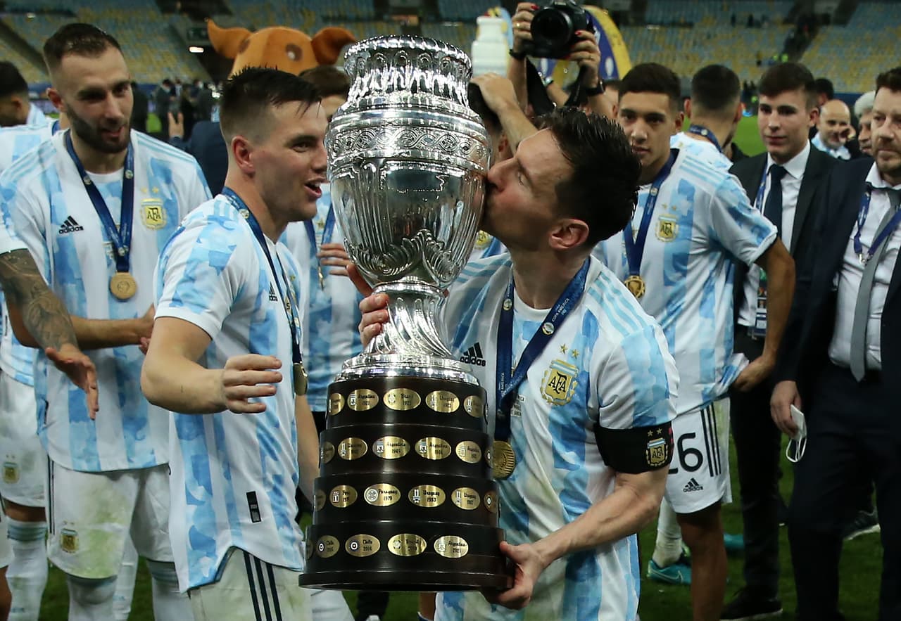 Los argentinos, que no conseguían un título desde la Copa América de 1993, consiguieron su soñado 'Maracanazo' guiados por Lionel Messi, quien levantó su primer trofeo con Argentina.