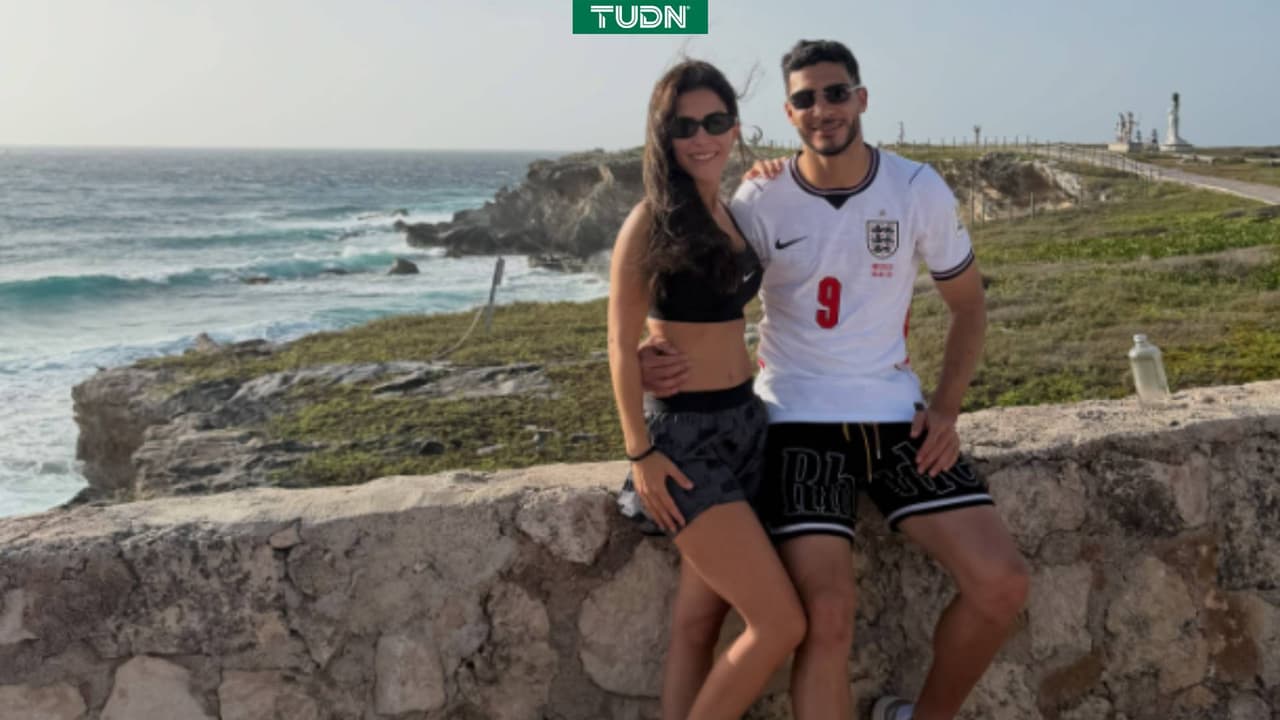La playera de Harry Kane acompaña a Raúl Jiménez en sus vacaciones en el Caribe