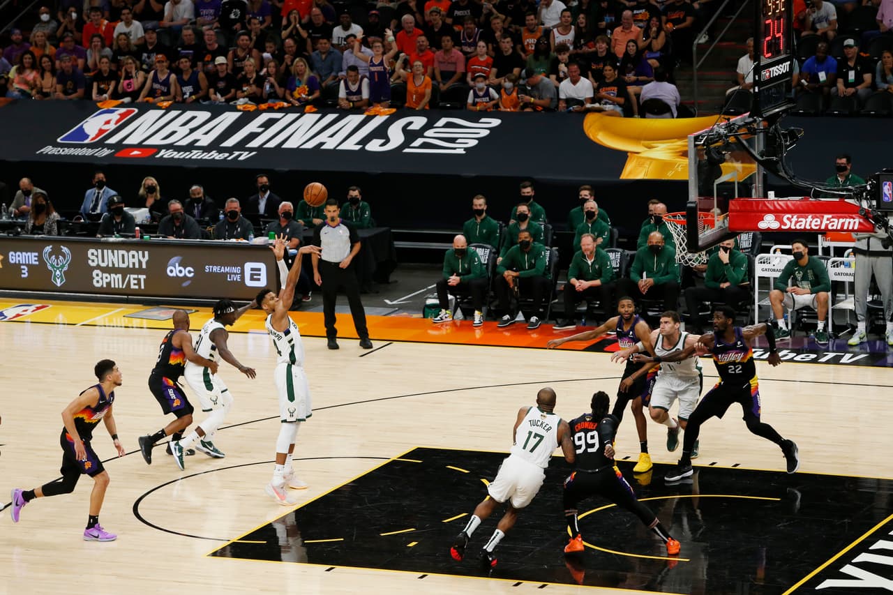 El Juego 3 de las Finales se disputará este domingo en casa de los Bucks, donde esperan frenar el paso arrollador de Suns.