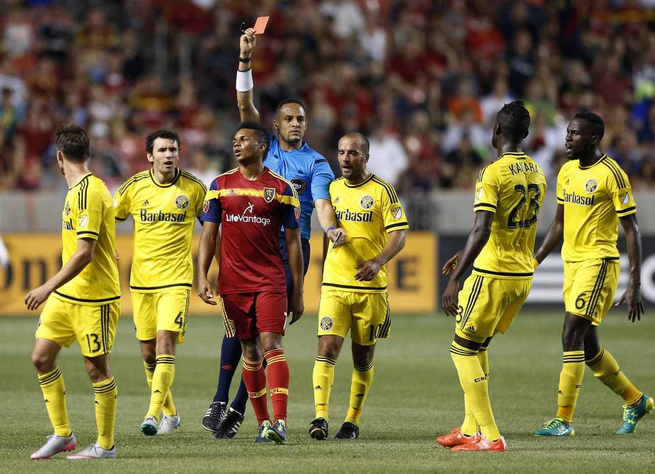 Jordan Allen, expulsado por una fuerte entrada sobre Tchani.