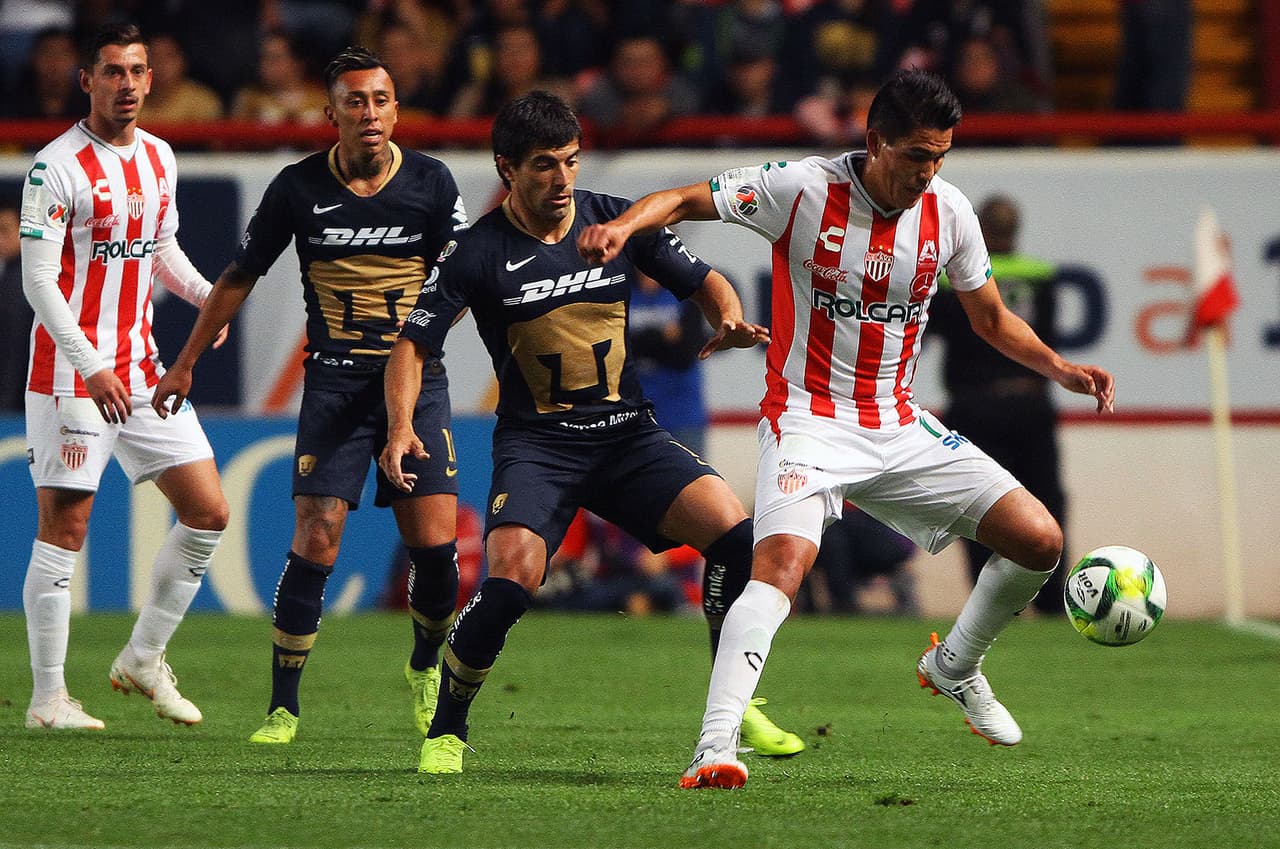 Necaxa tuvo el balón y a partir de la posesión buscó mantener el gol de ventaja en el marcador.